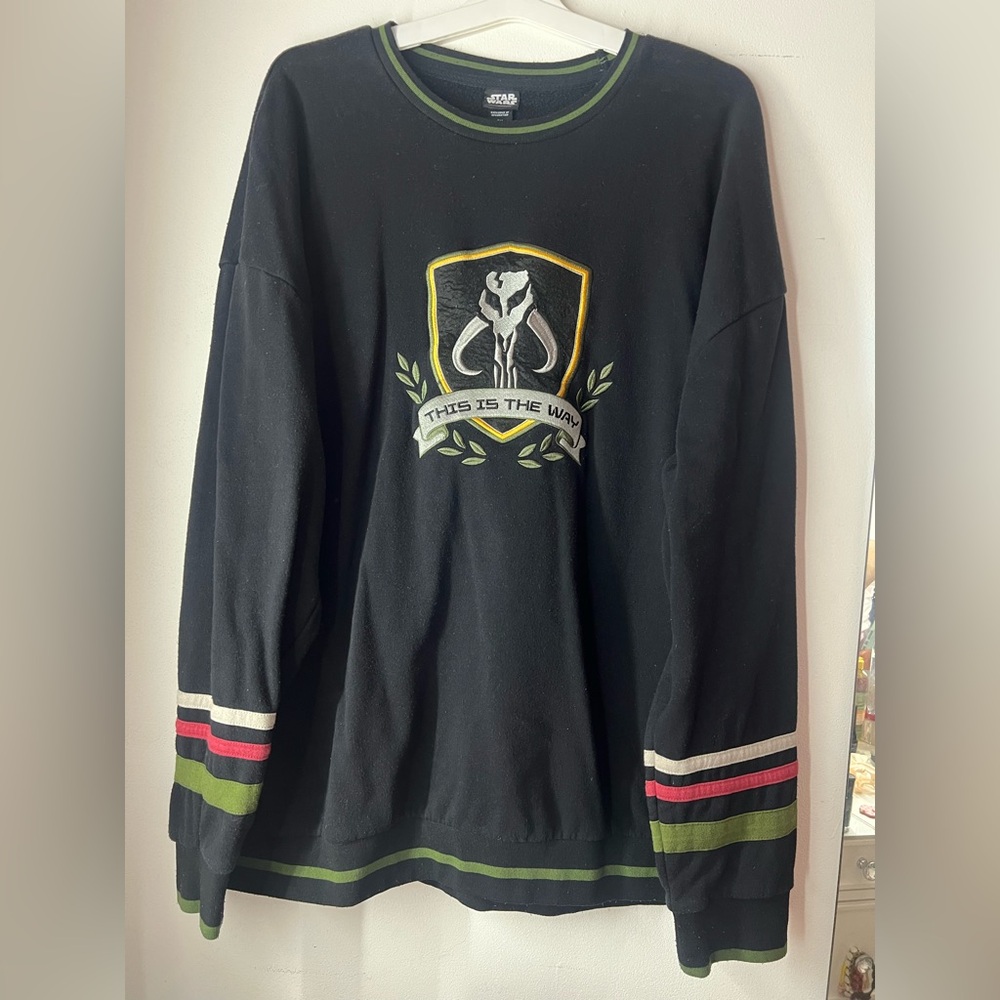 Star Wars the Mandalorian Mythosaur Skull Crest Crewneck